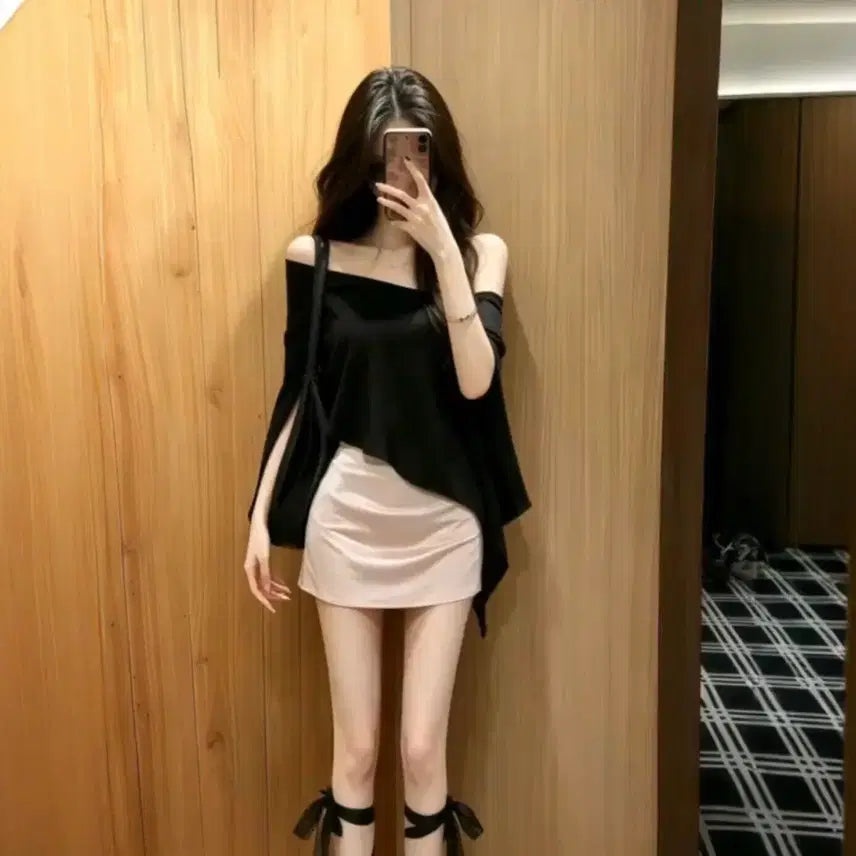 [BUNJANG] Two-Piece Off-Shoulder Top and Mini Skirt Set / 투피스 오프숄더상의+미니스커트