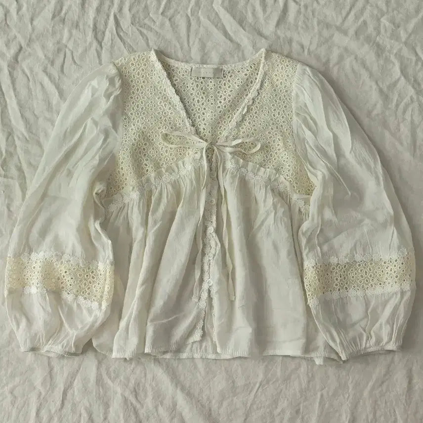 [BUNJANG] Muzak Mori Girl Punching Blouse / muzak 무자크 모리걸 펀칭 블라우스