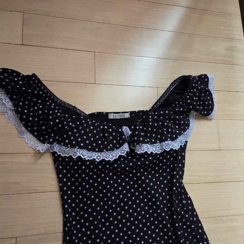 [BUNJANG] Polka Dot Off-Shoulder Dress with Frills and Lace / 땡땡이 오프숄더 원피스