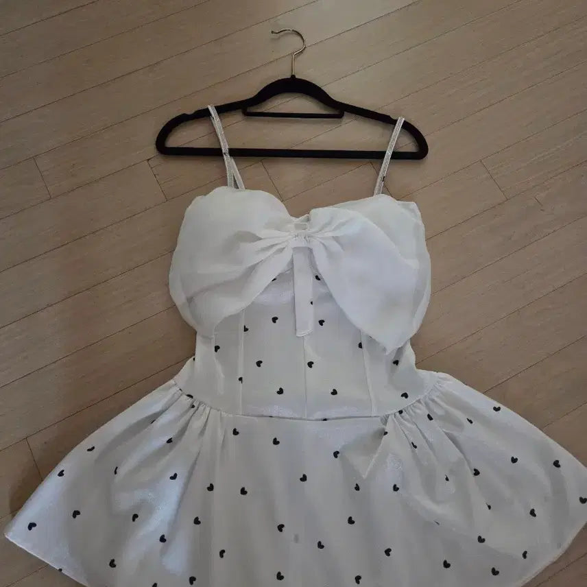 [BUNJANG] White Heart Pattern Strap Mini Dress / 화이트 하트 패턴 스트랩 원피스