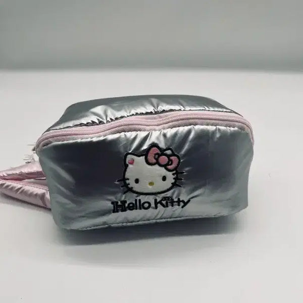 [BUNJANG] Sanrio Hello Kitty Embroidered Silver Padded Pouch / 산리오 헬로 키티 자수가 놓인 은색 패딩 소재의 파우치