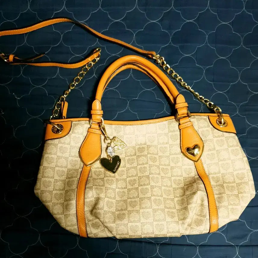 [BUNJANG] Lovecat Heart Monogram Logo Badge Dot Crossbody Bag - Brown / 러브캣 하트 모노그램 로고 뱃지 금장체인 도트겸 크로스백 브라운
