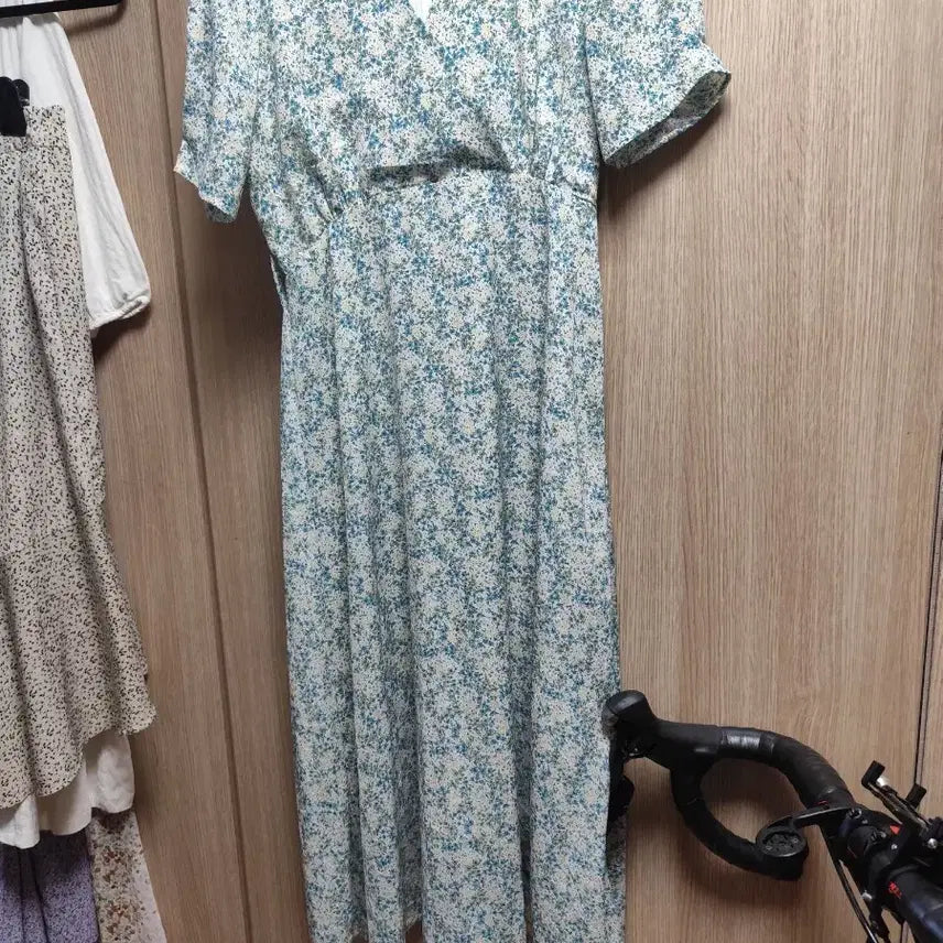 [BUNJANG] Light Green Floral Short Sleeve V-Neck Long Dress / 연그린색 꽃무늬 반팔 브이넥 롱 원피스