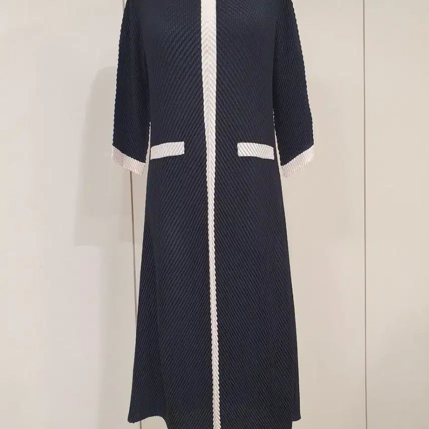[BUNJANG] Black Contrast Pleated Long Dress / 블랙 배색 플리츠 원피스