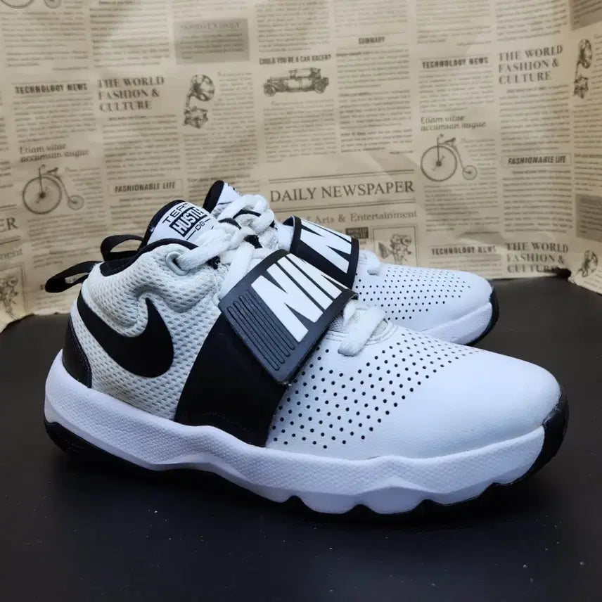 [BUNJANG] Nike Team Hustle D8 Sneakers / 나이키 팀 허슬 D8 운동화235