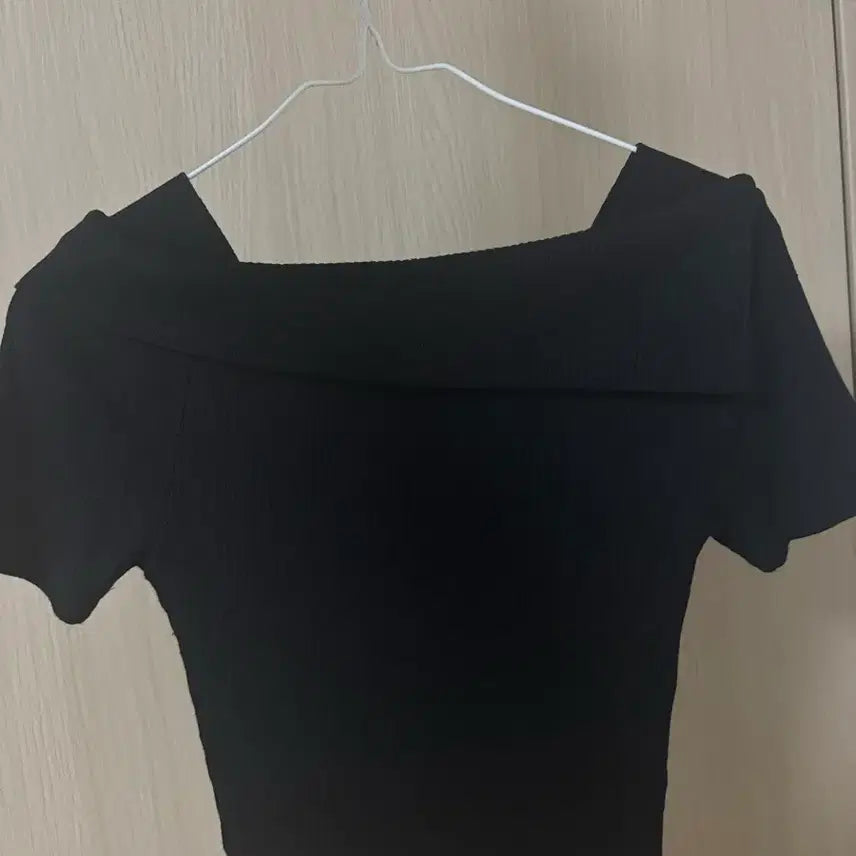 [BUNJANG] Black Short Sleeve Off-Shoulder T-Shirt / 블랙 반팔오프숄더  티셔츠