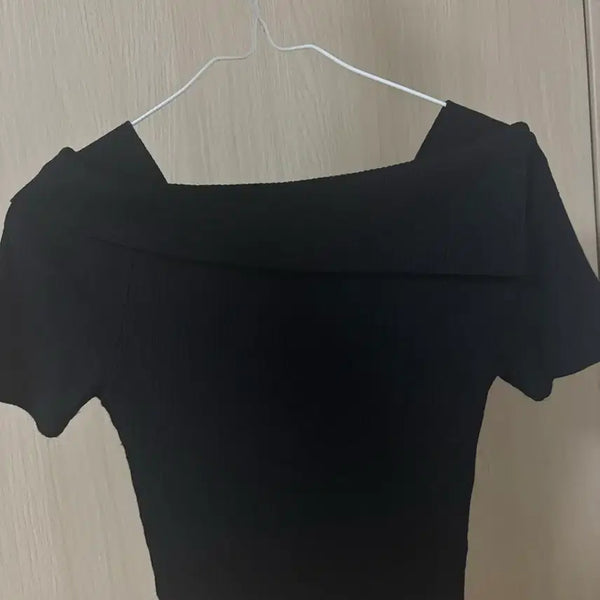 [BUNJANG] Black Short Sleeve Off-Shoulder T-Shirt / 블랙 반팔오프숄더  티셔츠