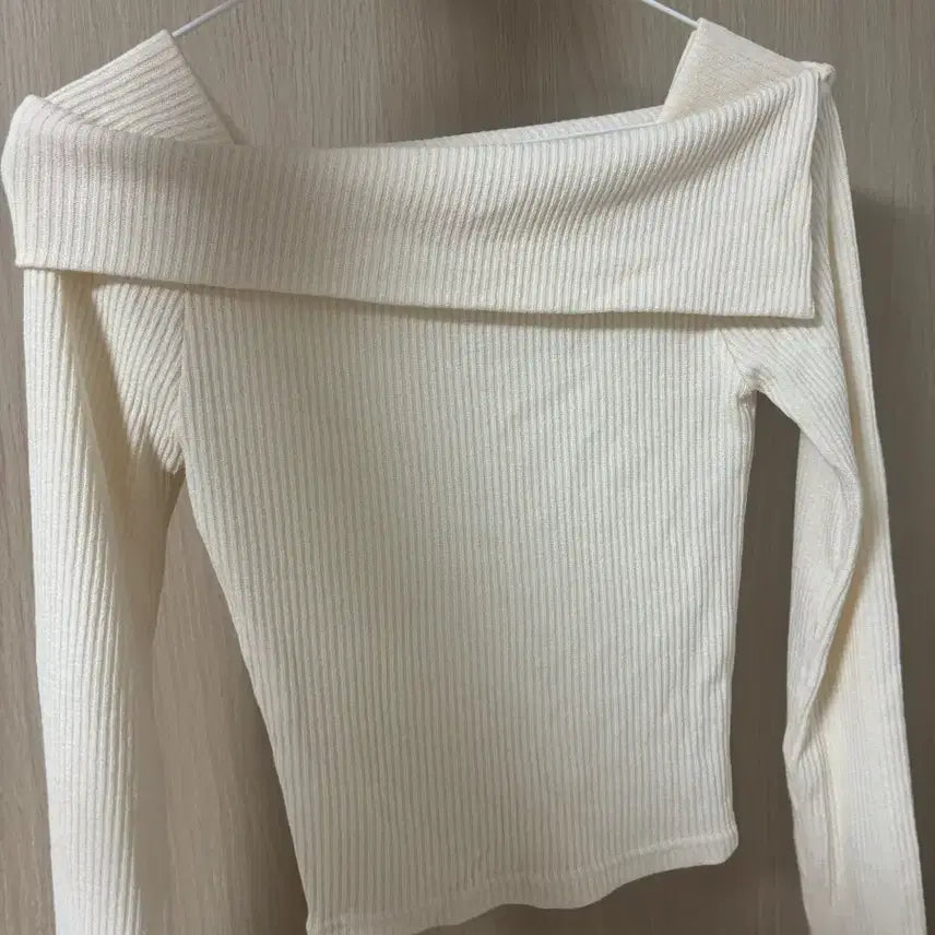 [BUNJANG] Cream Off-Shoulder Long Sleeve Top / 크림색 긴팔티 오프숄더