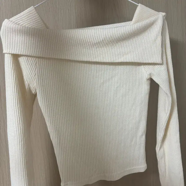 [BUNJANG] Cream Off-Shoulder Long Sleeve Top / 크림색 긴팔티 오프숄더