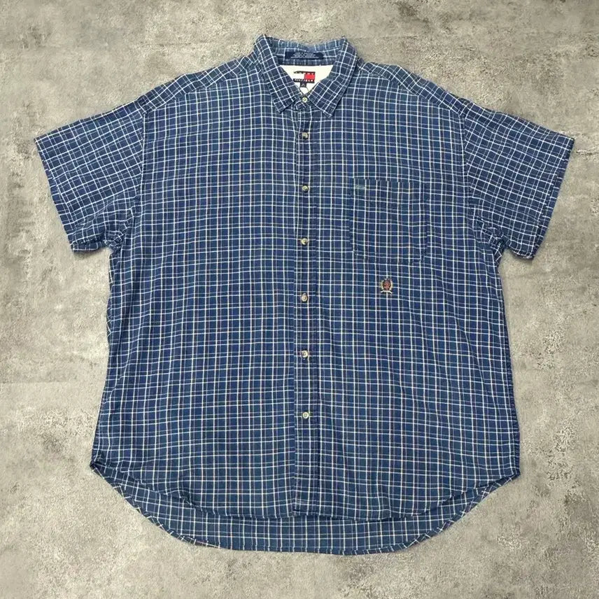 [BUNJANG] 90s Tommy Hilfiger Washed Blue Check Crest Logo Short Sleeve Shirt XL / 90s 타미 힐피거 워시드 블루 체크 크레스트 로고 반팔 셔츠 XL