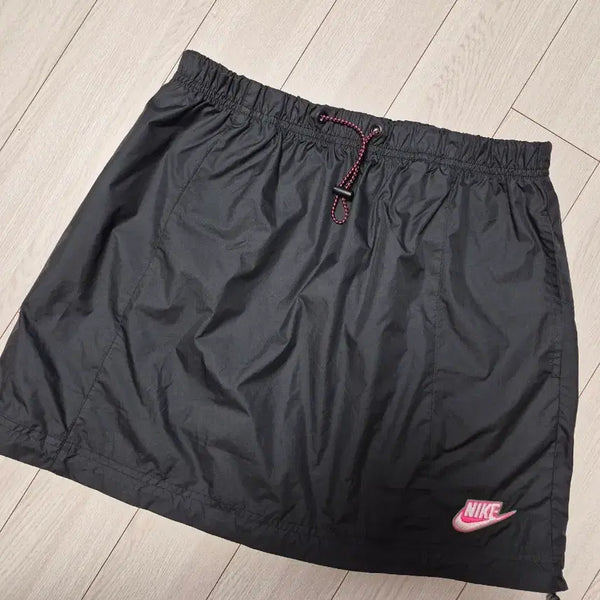 [BUNJANG] Nike Women's Icon Clash Woven Skirt Size M / 새상품급) 나이키 여성 아이콘 클래쉬 우븐 스커트 사이즈m중고라 어느정도 사용감은 이해하나 하자있는 물건 구매해서 몇번씩 당하다보니 최대한 꼼꼼히 검수해서 오염하자 부분 내용에