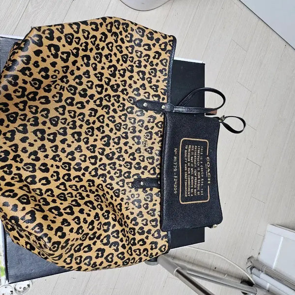 [BUNJANG] Coach Reversible Leopard Tote Bag with Pouch Set / 코치 양면 레오파드 리버서블 토트백 파우치 세트 상태매우좋음