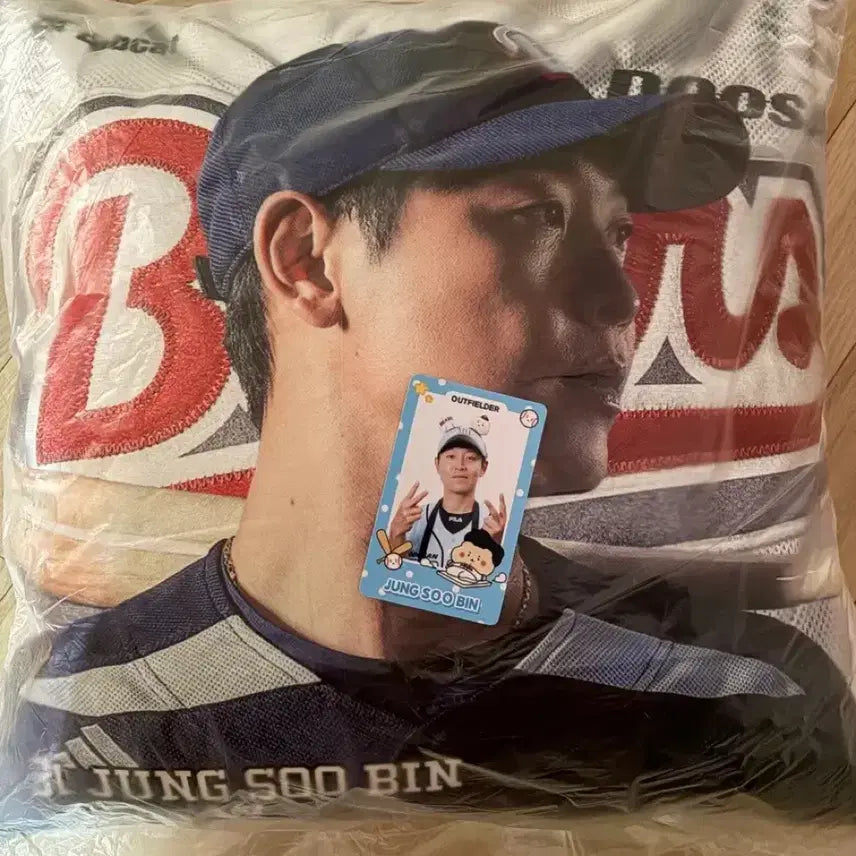 [BUNJANG] Doosan Bears Jeong Soo-bin Cushion + Woong-gi Bear Photocard Bundle Set / 두산베어스 정수빈 쿠션 + 망곰 포카