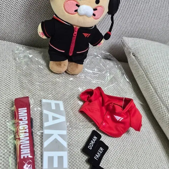 [BUNJANG] T1 x Chunsik Medium Plush Set with Faker Marking Paper & Impact Amulet Strap / T1 x 춘식이 중형인형 세트 + 페이커 마킹지+임팩타뮨스트랩 일괄