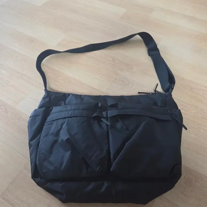 [BUNJANG] Uniqlo Multi Pocket Shoulder Bag Black / 유니클로 멀티포켓 숄더백 블랙