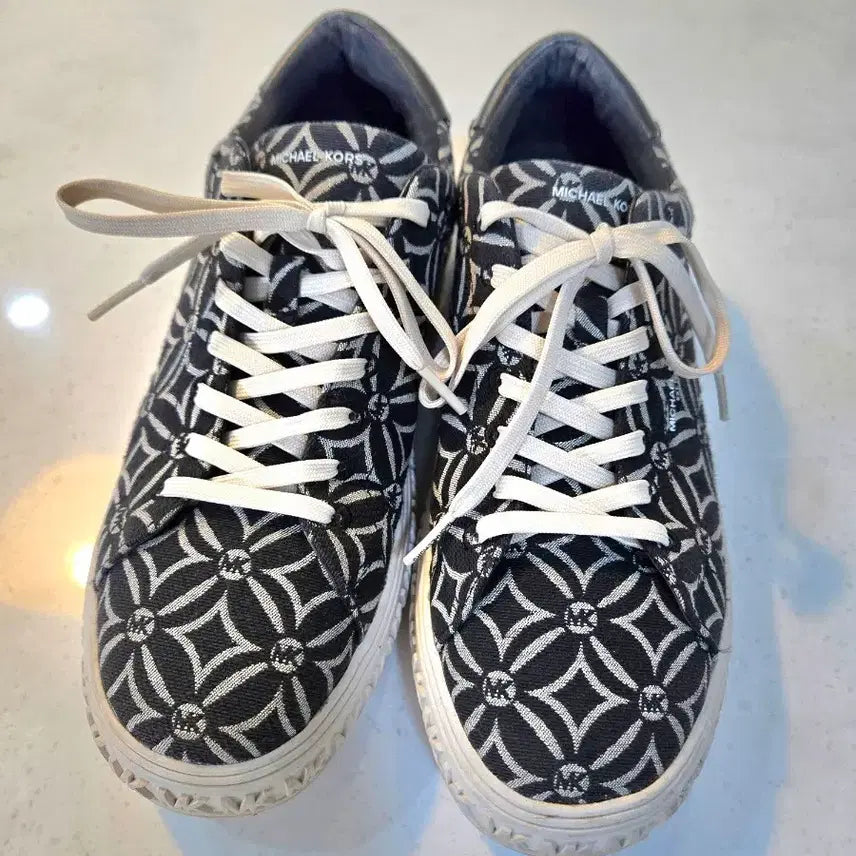 [BUNJANG] Michael Kors Sneakers Black/White Pattern / 마이클코어스 스니커즈 블랙/화이트 패턴
