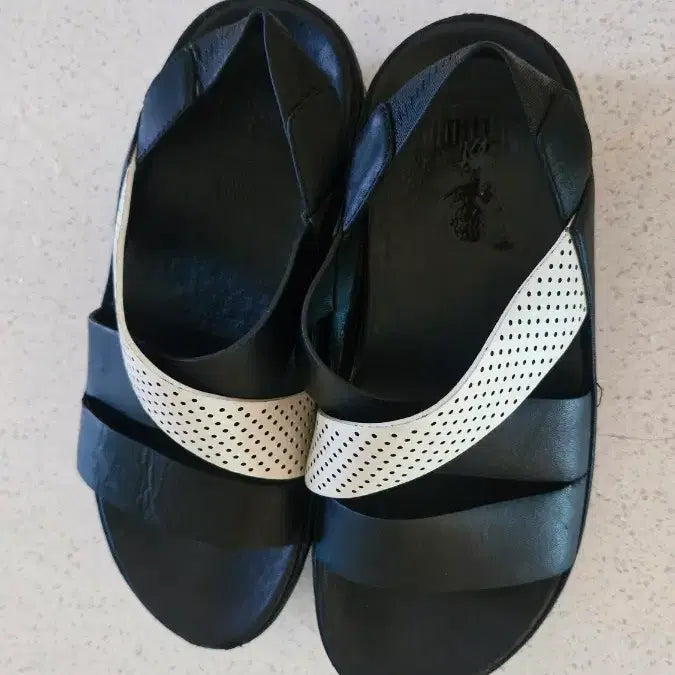 [BUNJANG] Fitflop Sandals Black White Size 235 / 핏플랍 샌들 블랙 화이트 235