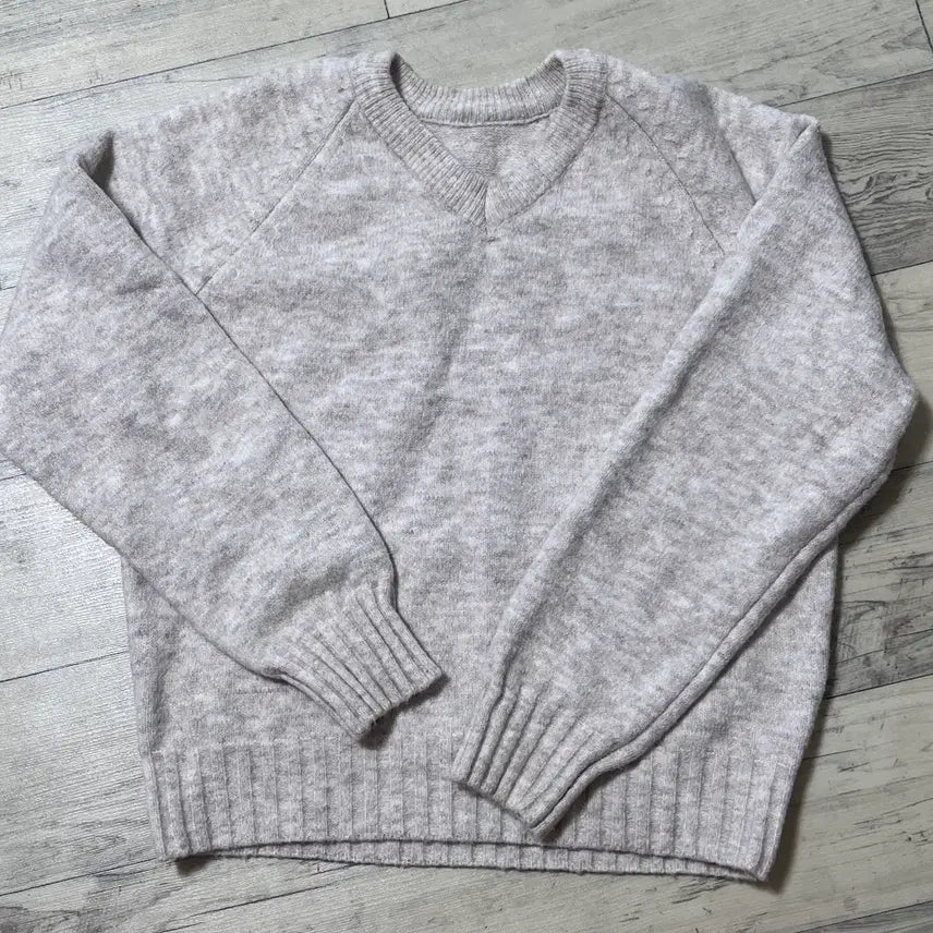 [BUNJANG] LUXE U Airy Loose Fit V-Neck Knit Oatmeal / 룩스유 여리 루즈핏 브이넥 니트 오트밀(실사O)