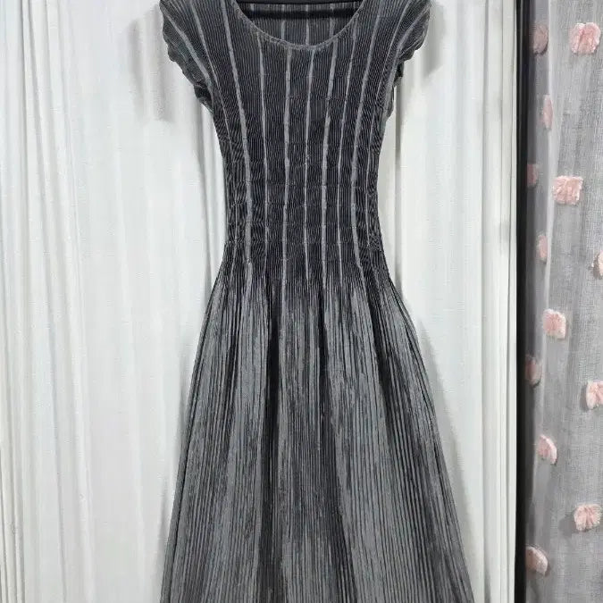 [BUNJANG] Stylish Pleated Long Dress (Size F) / 세련된플리츠롱원피스(F)