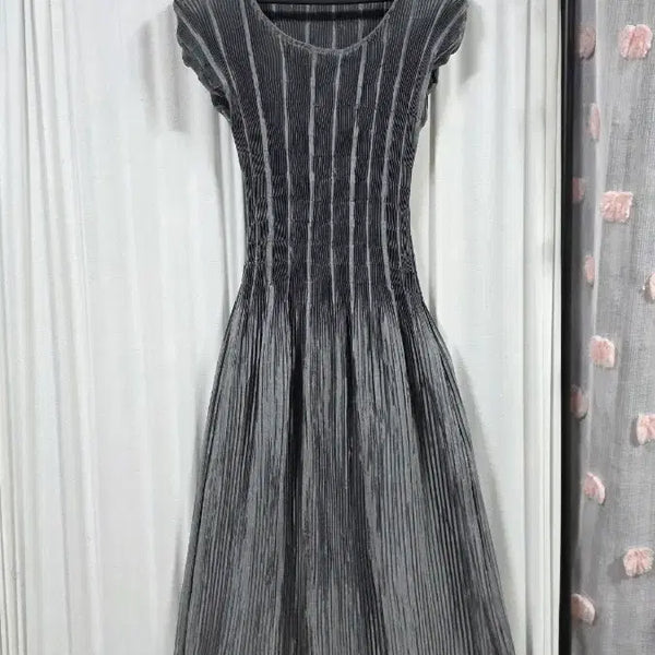 [BUNJANG] Stylish Pleated Long Dress (Size F) / 세련된플리츠롱원피스(F)
