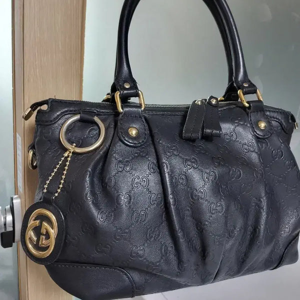 [BUNJANG] Gucci Women's Embossed Logo Clutch Bag with Detachable Charm / 구찌 가방 정품