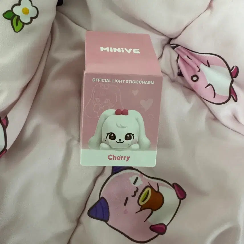 [BUNJANG] MINIVE Cherry Lightstick Charm / 미니브 체리 응원봉 참