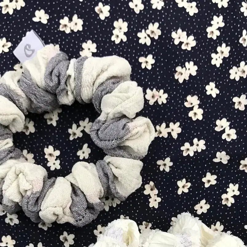 [BUNJANG] KOSEIO Myeongdong Store Exclusive Pom Pom Scrunchie / 코이세이오 명동 스토어 익스클루시브 스크런치