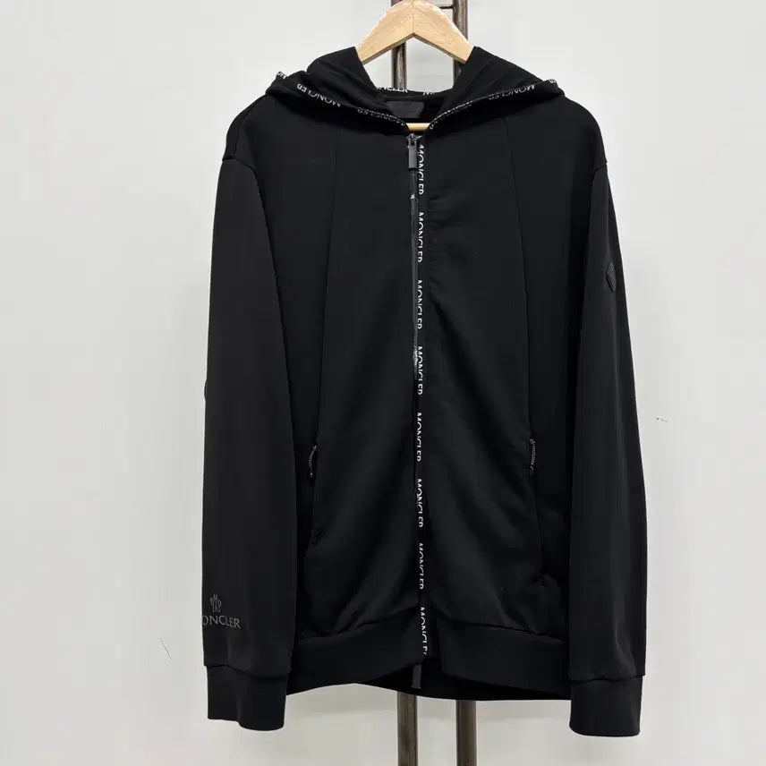 [BUNJANG] Moncler Black Wappen Hooded Zip-Up Jacket L / [L]몽클레어 블랙와펜 후드집업