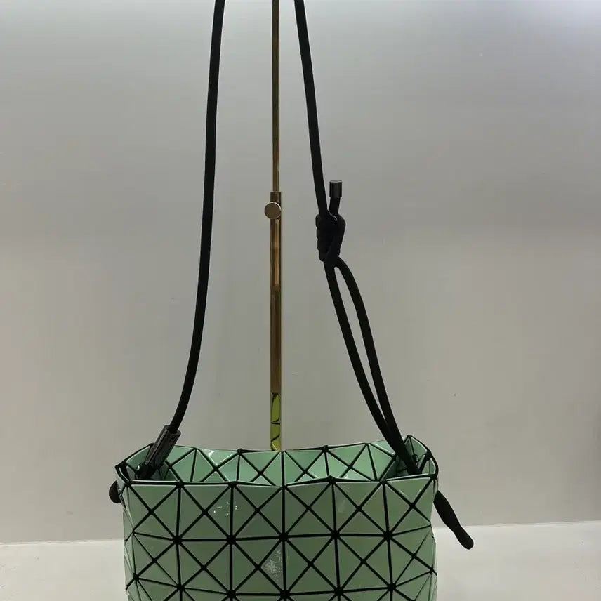 [BUNJANG] Issey Miyake Bao Bao Loop Crossbody Shoulder Bag Light Green / 이세미야케 바오바오 루프 크로스 바디 숄더백(상태최상)