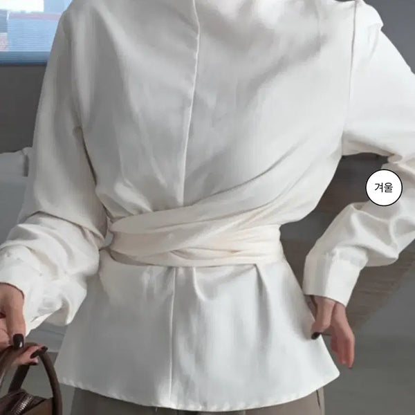 [BUNJANG] Ririncore Highneck Strap Blouse / 리리앤코 하이넥 스트랩 블라우스