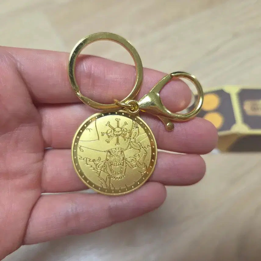 [BUNJANG] One Piece Yonko Emblem Gold Medal Keyring - Blackbeard (New) / 원피스 사황 엠블럼 골드 메달 키링 검은수염 새상품