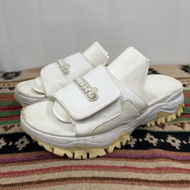 [BUNJANG] Umbro Bumpy Slide Slippers 270 / 엄브로 범피 슬라이드 슬리퍼 270 X03123