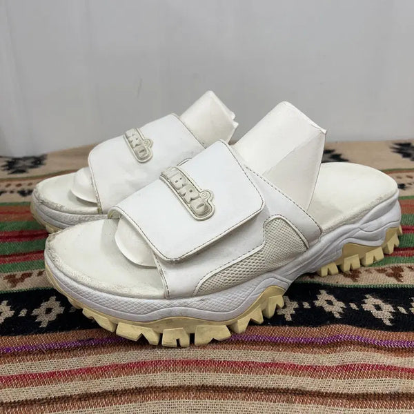 [BUNJANG] Umbro Bumpy Slide Slippers 270 / 엄브로 범피 슬라이드 슬리퍼 270 X03123