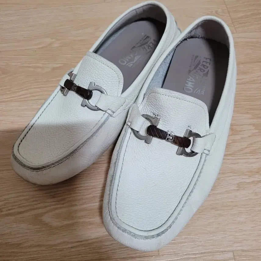 [BUNJANG] Salvatore Ferragamo Men's Loafers White with Silver Hardware / 페라가모(us7)