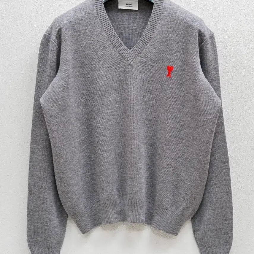 [BUNJANG] AMI Paris Small Heart V-Neck Knit Grey L / 아미 스몰하트 브이넥 니트 그레이 L     A21HK100