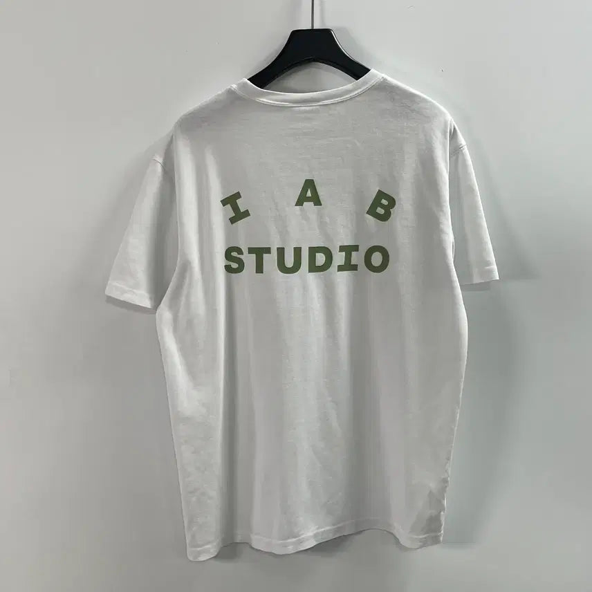 [BUNJANG] Iab Studio Big Logo White T-shirt / 아이앱 스튜디오 빅로고 화이트 반팔티 (on.1866)