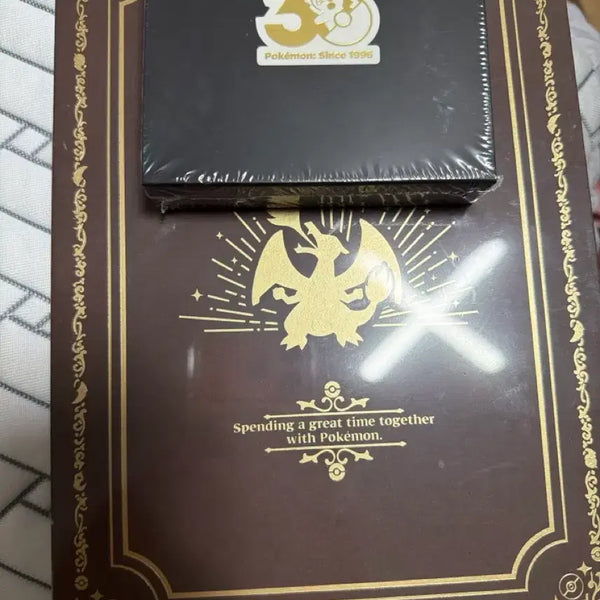 [BUNJANG] Pokemon Store 30th Anniversary Badge & Charizard Premium Leather Notebook / 포켓몬 스토어 (포스온) 30주년 뱃지 8월달+ 리자몽 프리미엄 가죽 노트