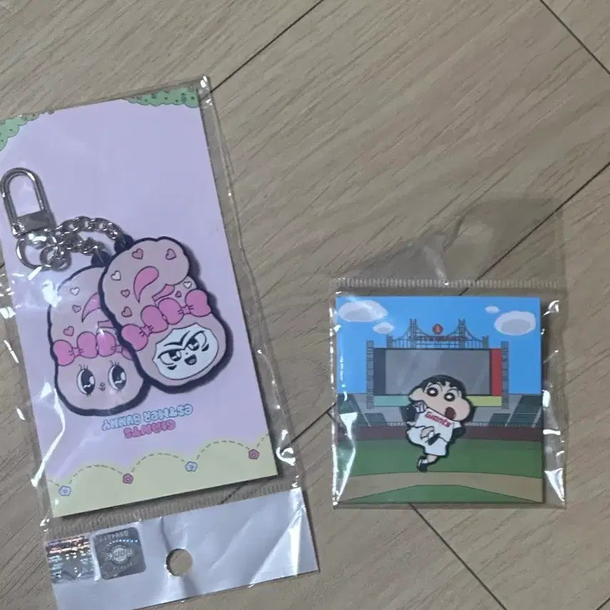 [BUNJANG] Lotte Giants Crayon Shin-chan Badge & Esther Bunny Silicone Double Keyring / 롯데 자이언츠 짱구 뱃지 에스더버니 실리콘 더블 키링