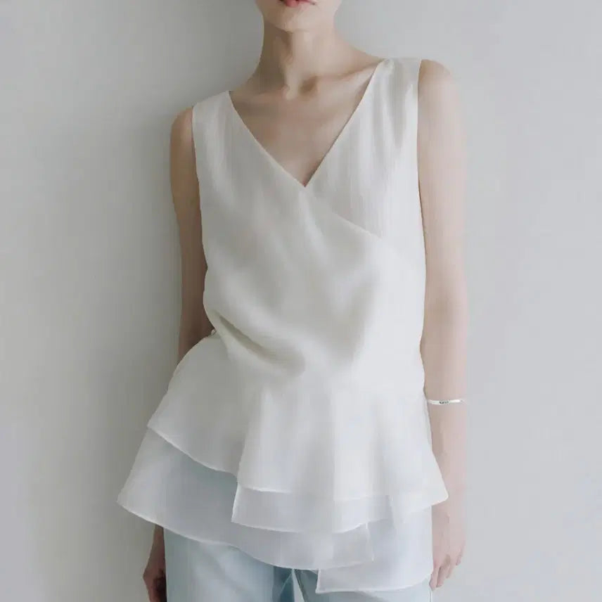 [BUNJANG] Rue De Verneuil Sleeveless Frill Blouse / (새상품)루에브르 민소매프릴블라우스