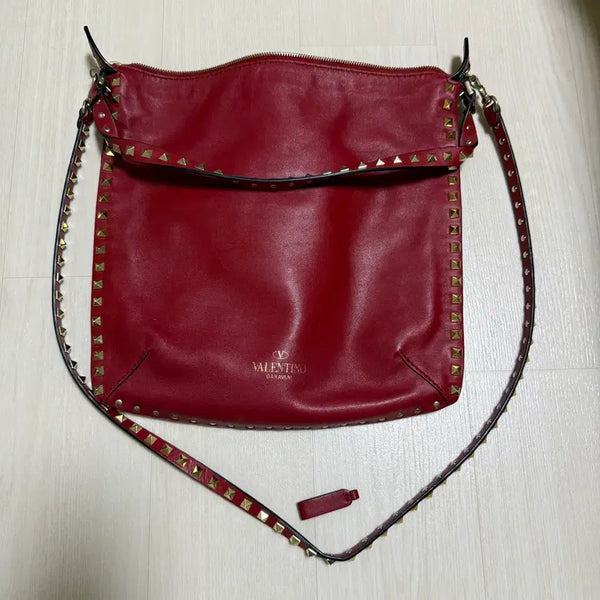 [BUNJANG] Valentino Garavani Rockstud Flat Crossbody Shoulder Bag (Red) / [정품] 발렌티노 가라바니 락스터드 플랫 크로스백 / 숄더백 (레드) 데일리가방 명품