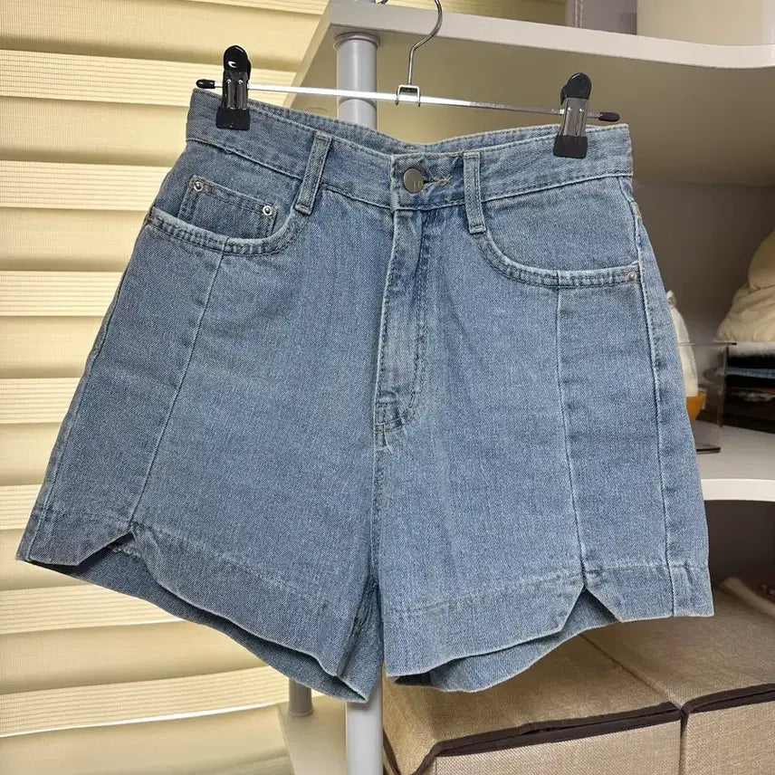 [BUNJANG] Light Wash Denim Cut-out Short Pants / 데님 절개 숏팬츠 연청