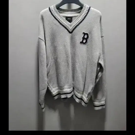 [BUNJANG] MLB Varsity V-Neck Sweater / MLB엠엘비 바시티 V넥스웨터 저렴히판매 새옷아님