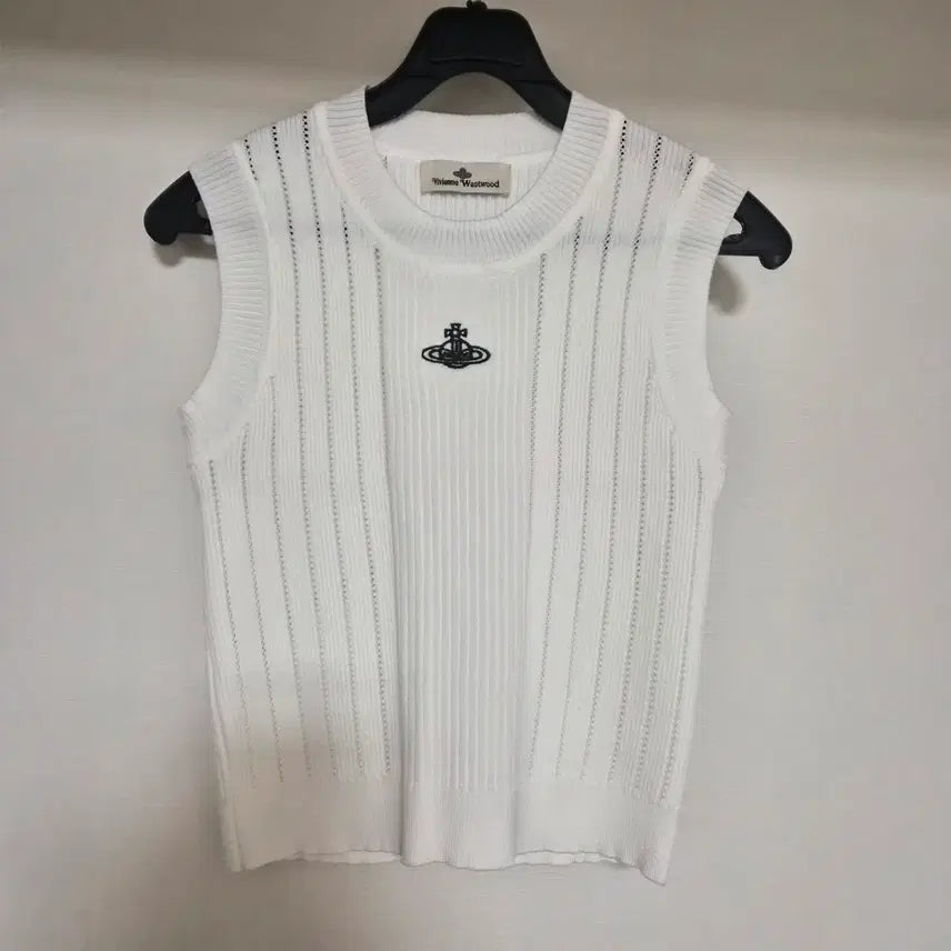 [BUNJANG] White Embroidered Knit Sleeveless Top / 화이트 자수 니트 민소매