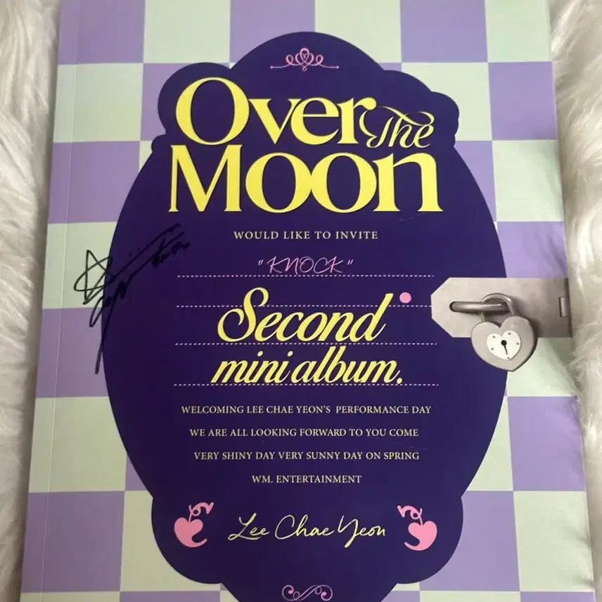 [BUNJANG] Lee Chaeyeon Signed 2nd Mini Album 'Over the Moon' / 이채연 친필 싸인 앨범