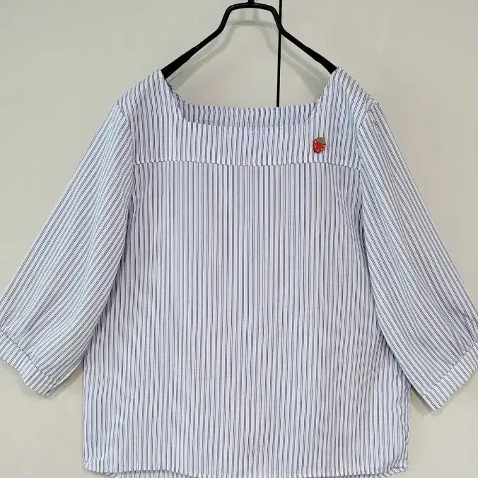 [BUNJANG] Blue Striped Square Neck Boxy Fit Blouse / 깔끔한 블루 세로줄 폴리원단 세련된 스퀘어 넥라인 박시핏 블라우스