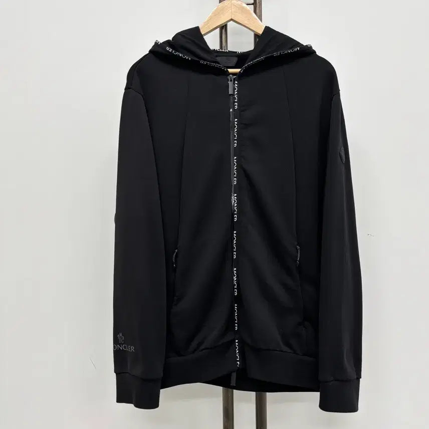 [BUNJANG] Moncler Black Logo Zip-Up Hoodie / [L]몽클레어 블랙와펜 후드집업