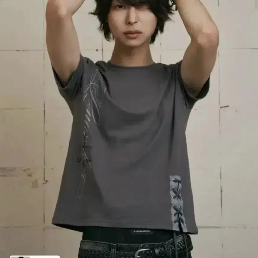 [BUNJANG] RAN ARCHIVE Side Lettering Rope Short-Sleeve T-Shirt Charcoal / 랜 아카이브 사이드 레터링 로프 반팔 티셔츠 차콜