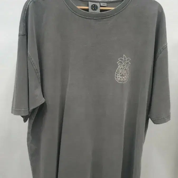 [BUNJANG] MAUI and Sons x Reddy Pineapple Cookie Short-Sleeve T-Shirt Charcoal / MAUI and Sons 레드 파인애플 쿠키 반팔티 라지