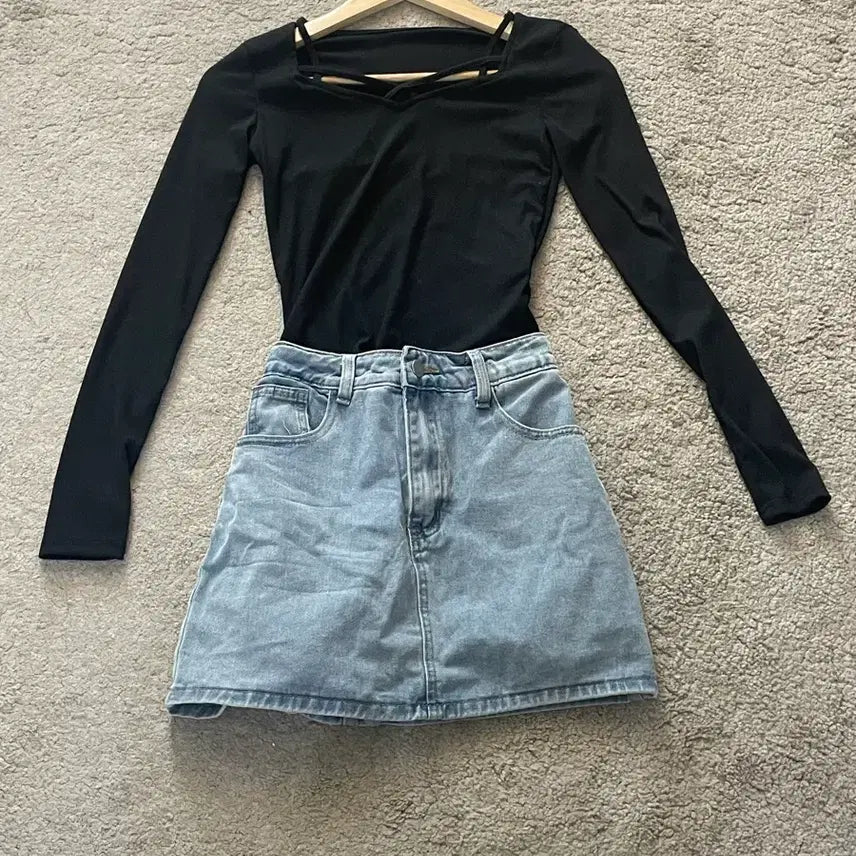[BUNJANG] Black Cut-out Tight T-shirt + Denim Mini Skirt Set / 블랙 컷아웃 딱붙 티셔츠 + 데님 미니스커트