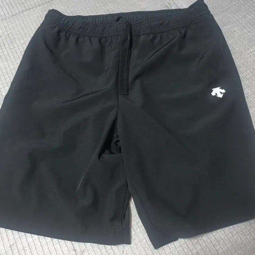 [BUNJANG] Descente Black Shorts / 데상트 반바지